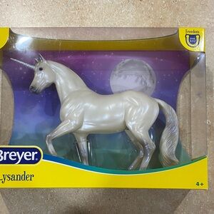 New Classic Breyer Horse #62068 Lysander Pearl White Unicorn Stallion New 1:12
